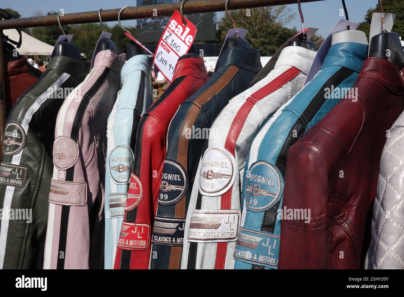 Ein Regal mit Vintage-inspirierten Rennjacken aus Leder im Angebot beim Goodwood Festival of Speed Stockfoto