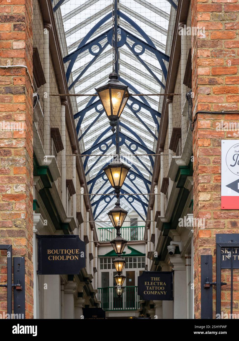 Tickford Arcade, eine historische Arkade mit kleinen Geschäften aus dem Jahr 1912, Newport Pagnell, Buckinghamshire, Großbritannien Stockfoto