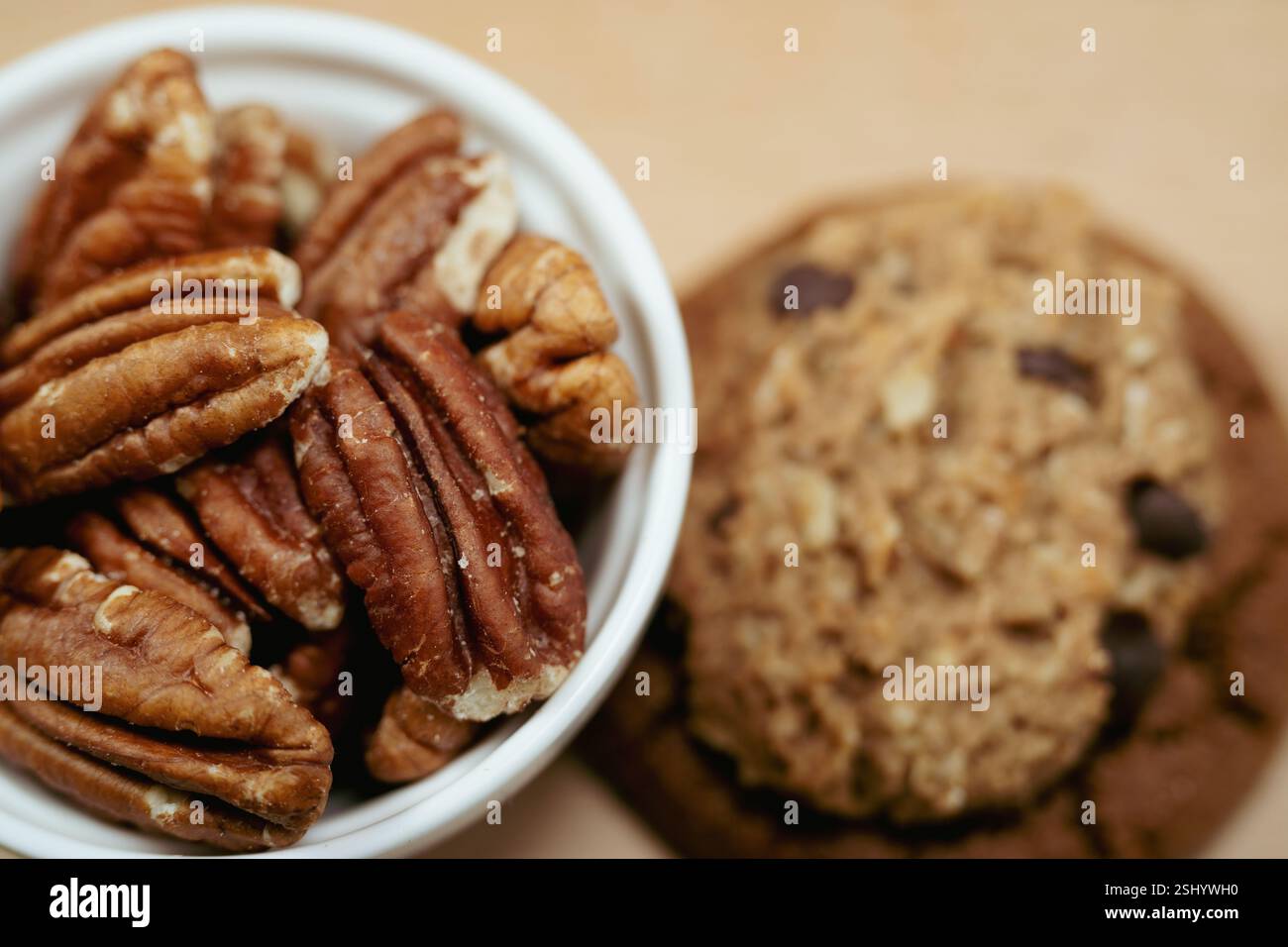 Schokoladenkekse mit Pekannuss auf einem Holztisch aus nächster Nähe Stockfoto