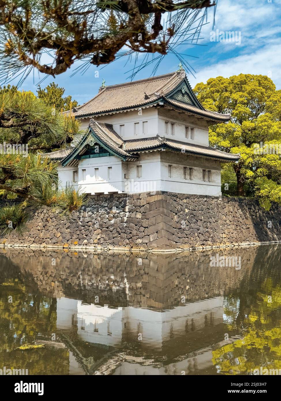 Kaiserpalast in Tokio, Japan. Sakurada Tatsumi Yagura, Burggraben und Wachturm des Kaiserpalastes in Chiyoda City, Tokio. - Smartphone-aufgenommenes Stockfoto