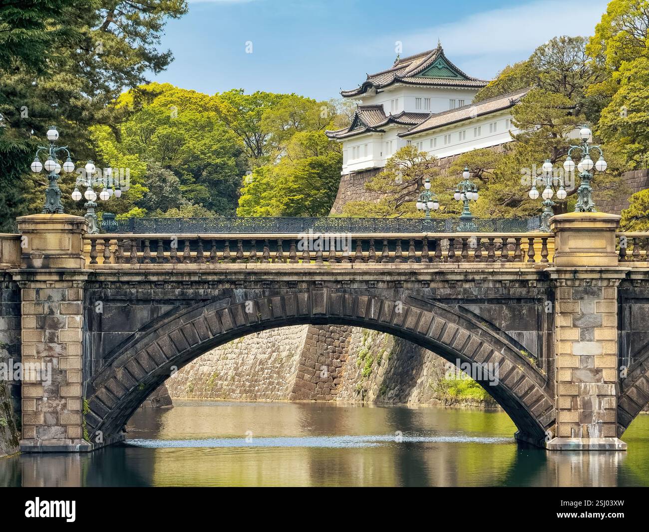 Kaiserpalast in Tokio, Japan. Kaiserpalast Fujimi-Yagura Wachgebäude, Wassergraben und Brücke in Chiyoda City, Tokio. - Smartphone-aufgenommenes Stockfoto