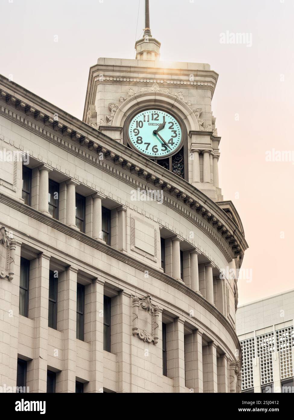 Seiko House in Ginza, Tokio, Japan. Seiko Uhrenturm. Prominentes Wahrzeichen in Ginza, einem beliebten gehobenen Einkaufsviertel von Tokio. - Smartphone-aufgenommenes Stockfoto