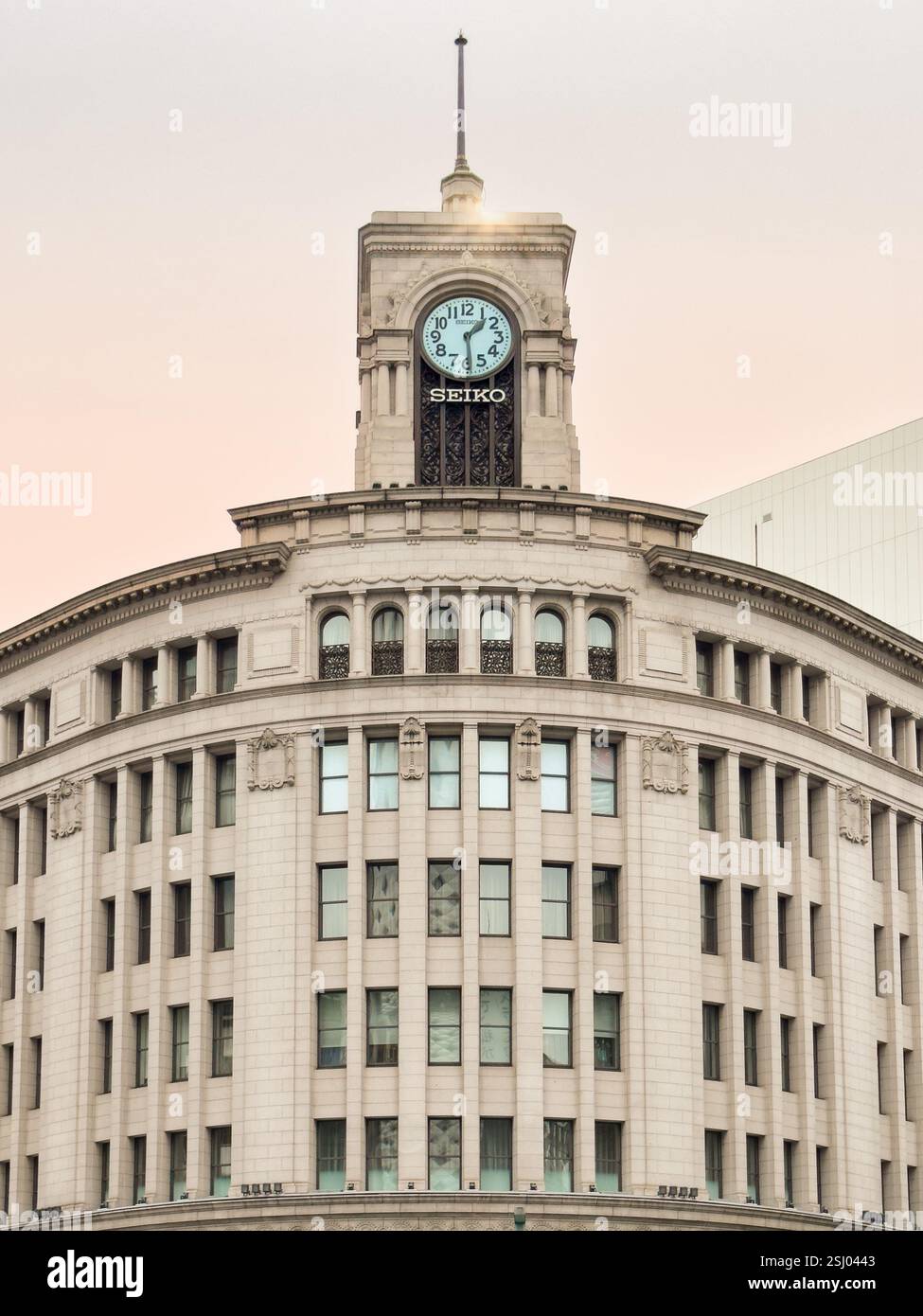 Seiko House in Ginza, Tokio, Japan. Seiko Uhrenturm. Prominentes Wahrzeichen in Ginza, einem beliebten gehobenen Einkaufsviertel von Tokio. - Smartphone-aufgenommenes Stockfoto