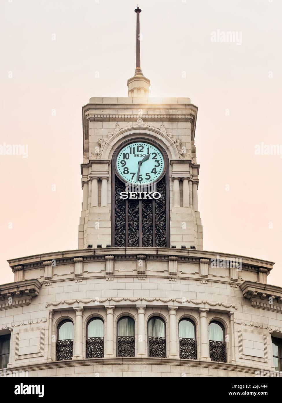 Seiko House in Ginza, Tokio, Japan. Seiko Uhrenturm. Prominentes Wahrzeichen in Ginza, einem beliebten gehobenen Einkaufsviertel von Tokio. - Smartphone-aufgenommenes Stockfoto