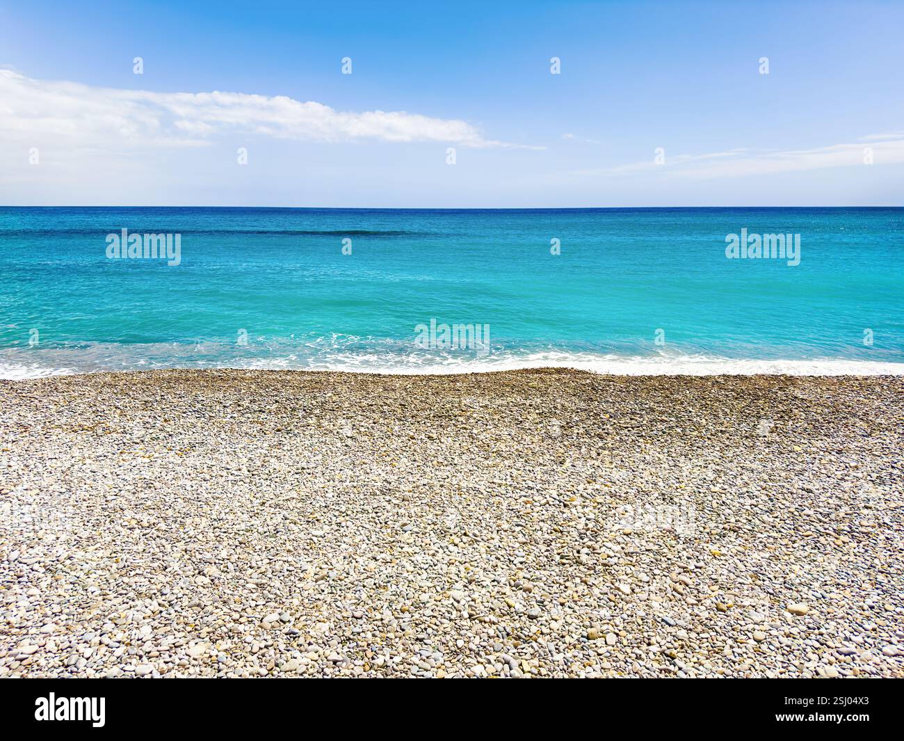 Sauberer Kieselstrand und das türkisblaue Wasser des ruhigen Meeres an einem sonnigen Tag. Reise- und Tourismuslandschaft Hintergrund, Kopierraum. - Smartphone-aufgenommenes Stockfoto