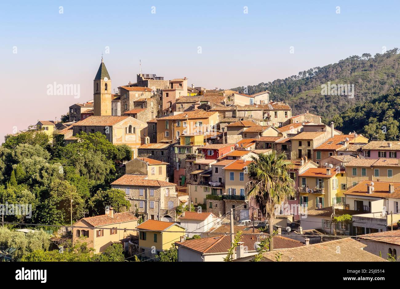 Mediterranes Bergdorf an der französischen Riviera im Süden Frankreichs. Gorbio, Departement Alpes-Maritimes, Provence-Alpes-Côte d'Azur, Frankreich. - Smartphone-aufgenommenes Stockfoto