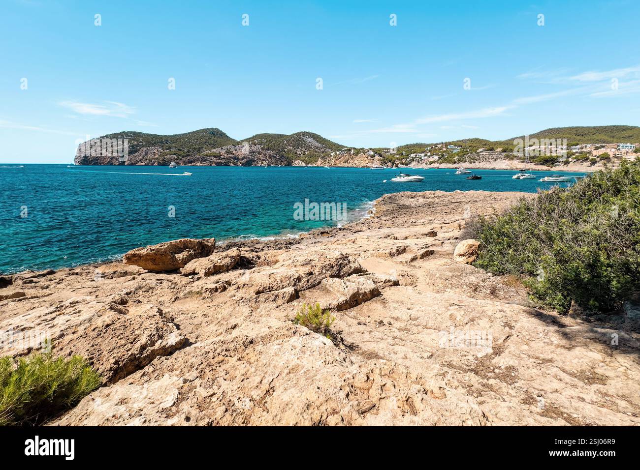 Camp de Mar auf Mallorca, Balearen, Mittelmeer, Spanien. Resort-Dorf in einer geschützten Bucht, die von hohen Klippen umgeben ist. - Smartphone-aufgenommenes Stockfoto