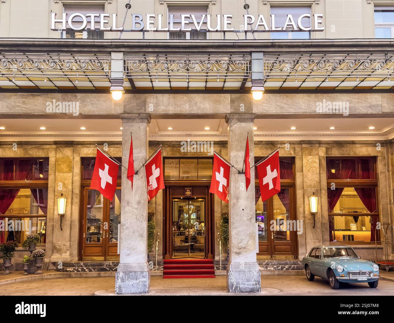Hotel Bellevue Palace in Bern, Schweiz. Grand Hotel, fünf-Sterne-Luxushotel, im Besitz der Schweizerischen Eidgenossenschaft. - Smartphone-aufgenommenes Stockfoto