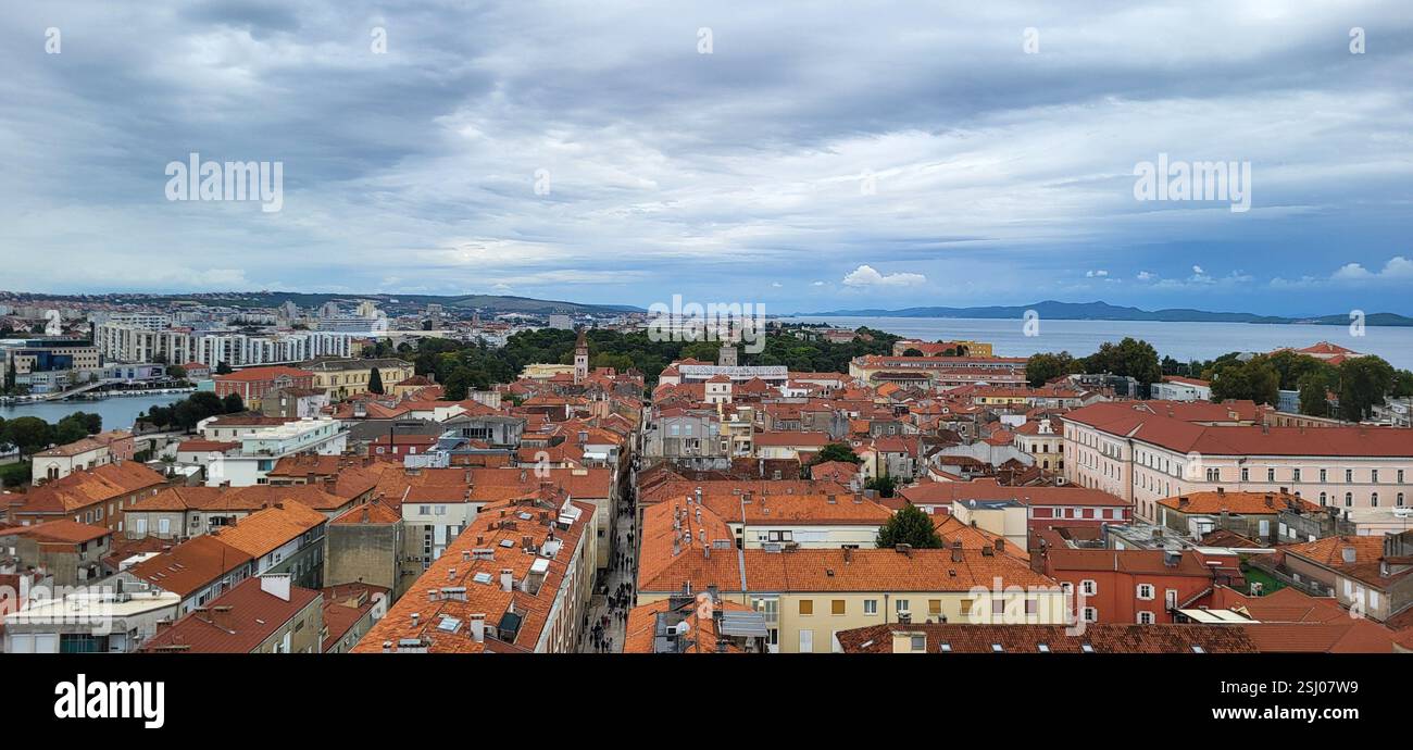 Ein Panoramablick auf Zadar, Kroatien, mit seinen Terrakotta-Dächern, üppigem Grün und der Adria in der Ferne. - Smartphone-aufgenommenes Stockfoto