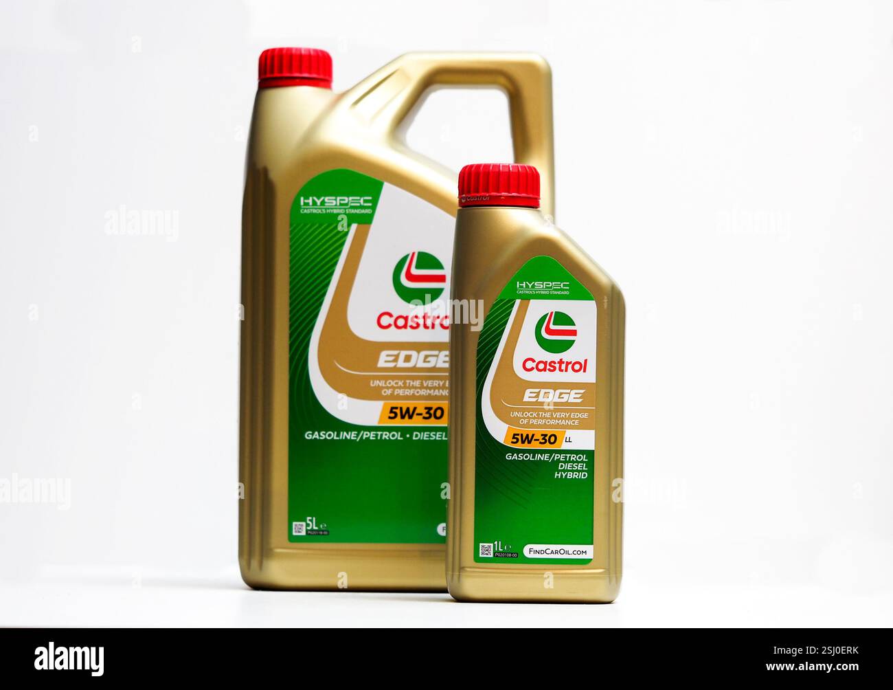 Deutschland. Februar 2025. In dieser Abbildung sind Kanister mit Castrol Edge 5W-30 LL Motoröl abgebildet. Quelle: SOPA Images Limited/Alamy Live News Stockfoto