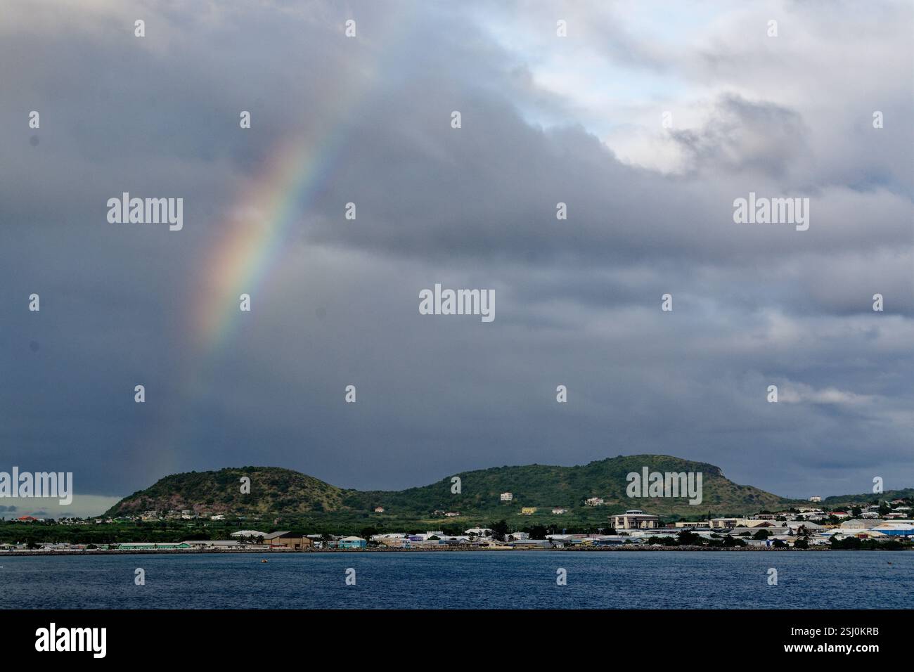 St. Kitts Caribbean Island - ein Regenbogen über der Insel Stockfoto