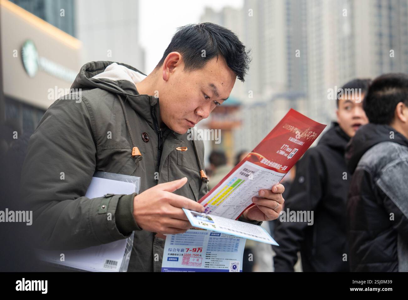Changsha, Chinas Provinz Hunan. Februar 2025. Ein Arbeitssuchender erfährt auf einer Rekrutierungsmesse in Changsha, der Provinz Hunan im Zentrum Chinas, am 11. Februar 2025 Informationen über die Beschäftigung. Die Rekrutierungsmesse, an der 177 Unternehmen teilnehmen, bietet fast 7.000 Stellen. Quelle: Chen Sihan/Xinhua/Alamy Live News Stockfoto