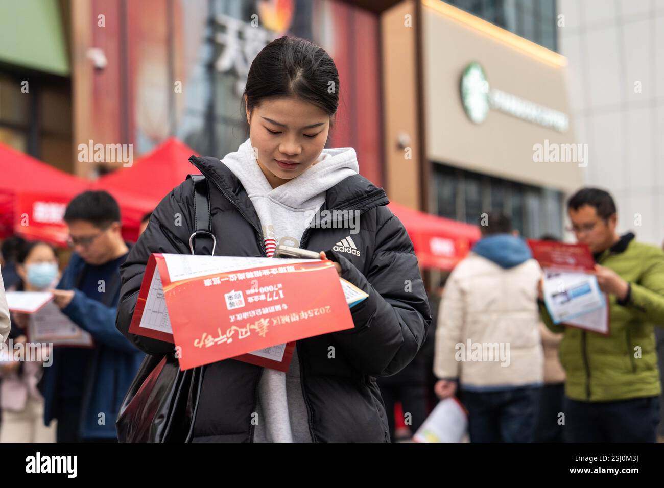 Changsha, Chinas Provinz Hunan. Februar 2025. Ein Arbeitssuchender erfährt auf einer Rekrutierungsmesse in Changsha, der Provinz Hunan im Zentrum Chinas, am 11. Februar 2025 Informationen über die Beschäftigung. Die Rekrutierungsmesse, an der 177 Unternehmen teilnehmen, bietet fast 7.000 Stellen. Quelle: Chen Sihan/Xinhua/Alamy Live News Stockfoto