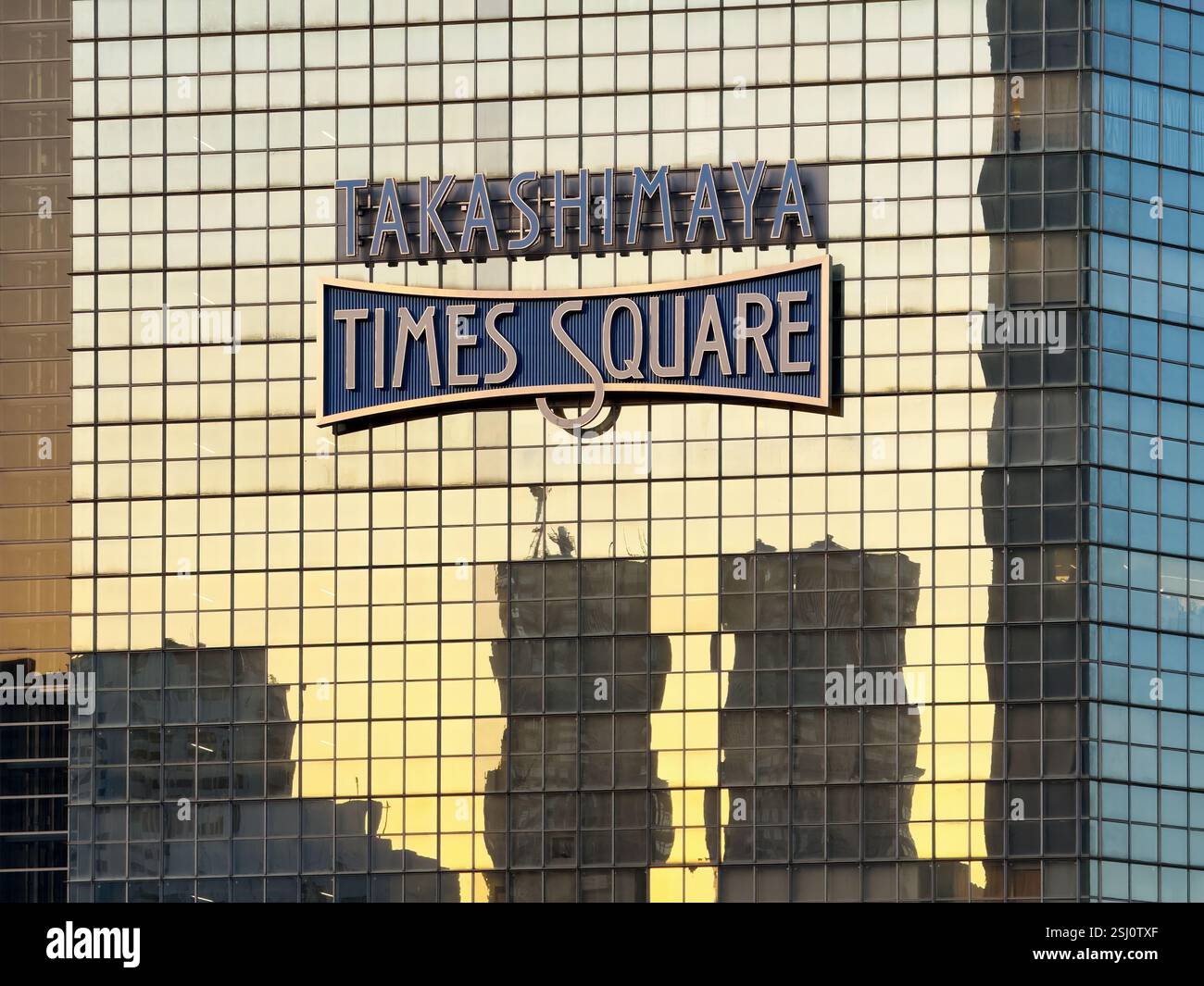 Kaufhaus Takashimaya Times Square in Shinjuku, Tokio, Japan. Großes Einkaufszentrum neben dem Bahnhof Shinjuku. - Smartphone-aufgenommenes Stockfoto