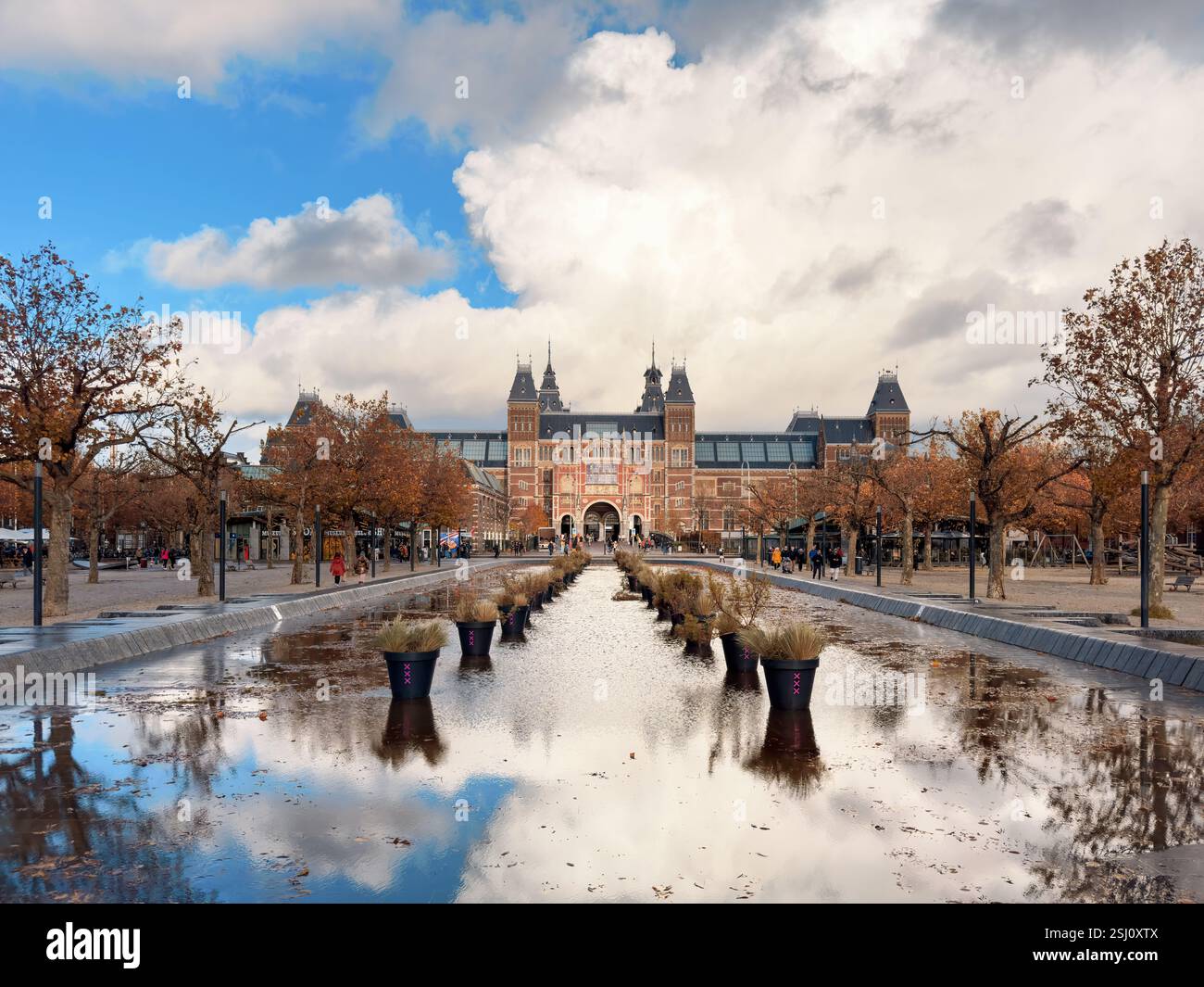 Rijksmuseum in Amsterdam. Nationalmuseum der Niederlande, das sich der niederländischen Kunst und Geschichte am Museumsplatz widmet. - Smartphone-aufgenommenes Stockfoto