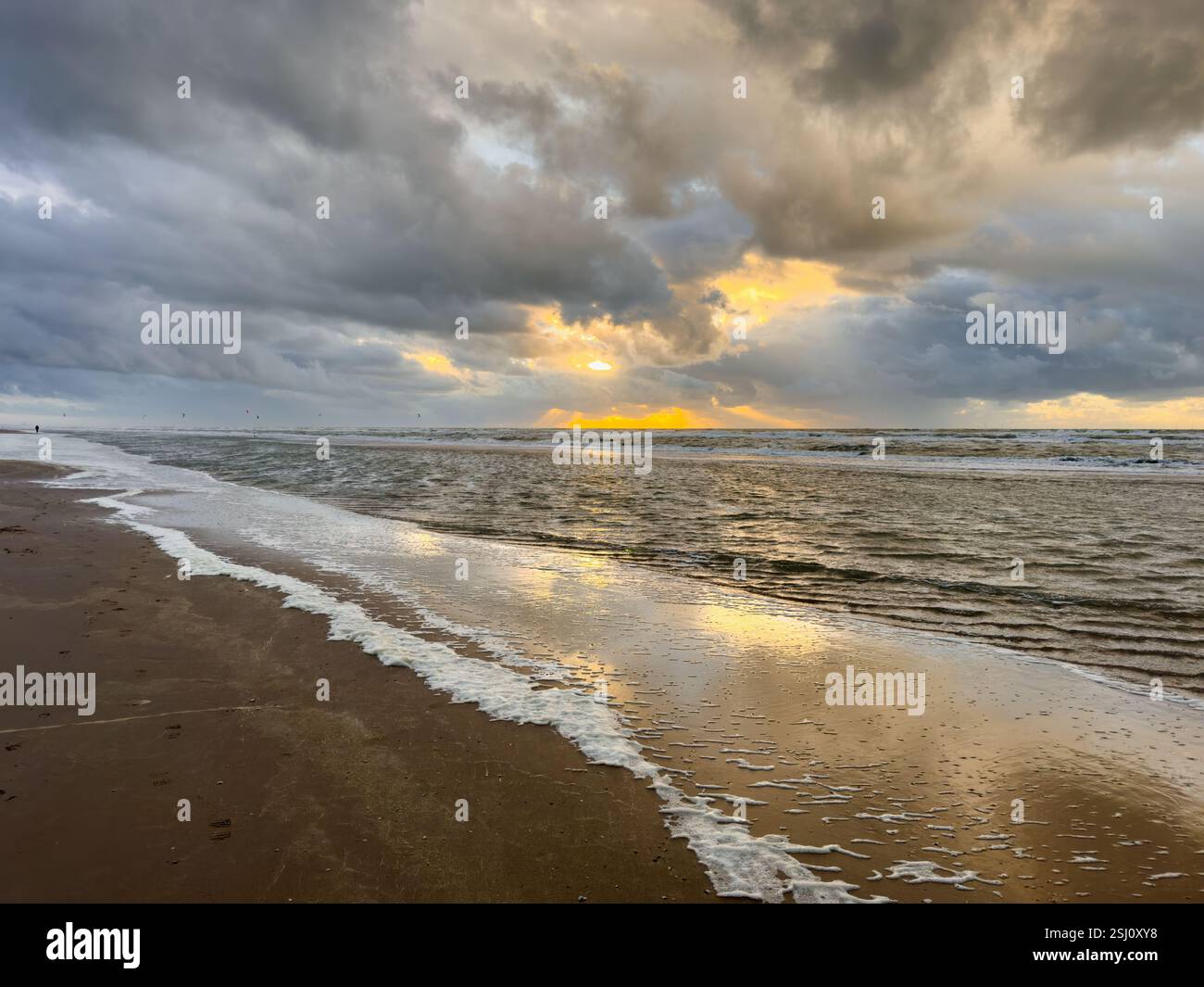 Goldener Sonnenuntergang am Strand von Zandvoort in Zandvoort, Nordholland, Niederlande. - Smartphone-aufgenommenes Stockfoto