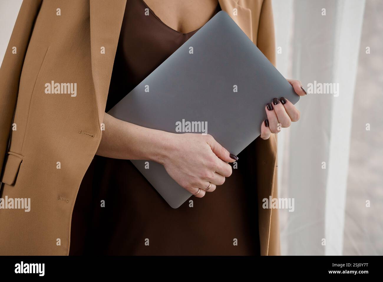 Stilvolle Geschäftsfrau mit Laptop im schicken Outfit. Stockfoto