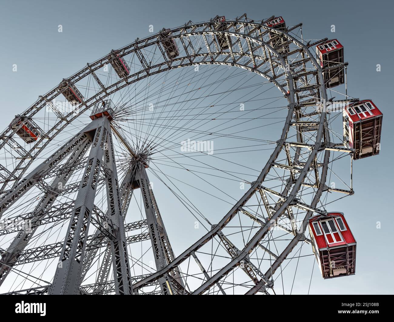 Wiener Riesenrad in Wien, Österreich. Historisches Riesenrad mit roten Gondeln am Eingang des Prater Vergnügungsparks. - Smartphone-aufgenommenes Stockfoto