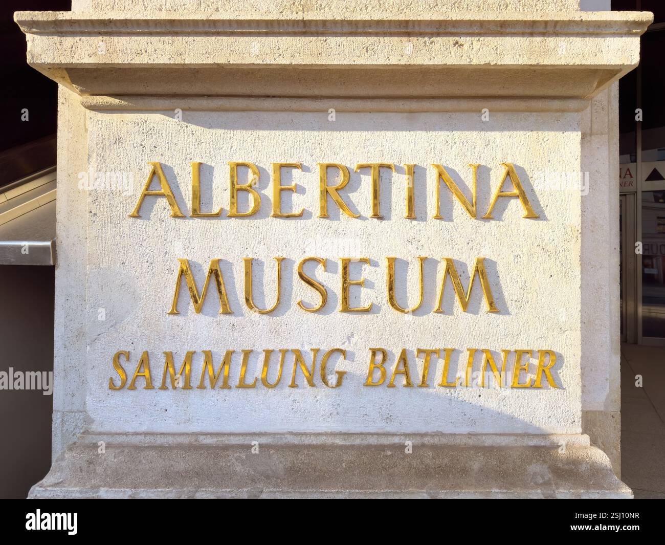Albertina Museum in Wien, Österreich. Kunstmuseum mit der Batliner Collection, einer Sammlung der klassischen Moderne. - Smartphone-aufgenommenes Stockfoto