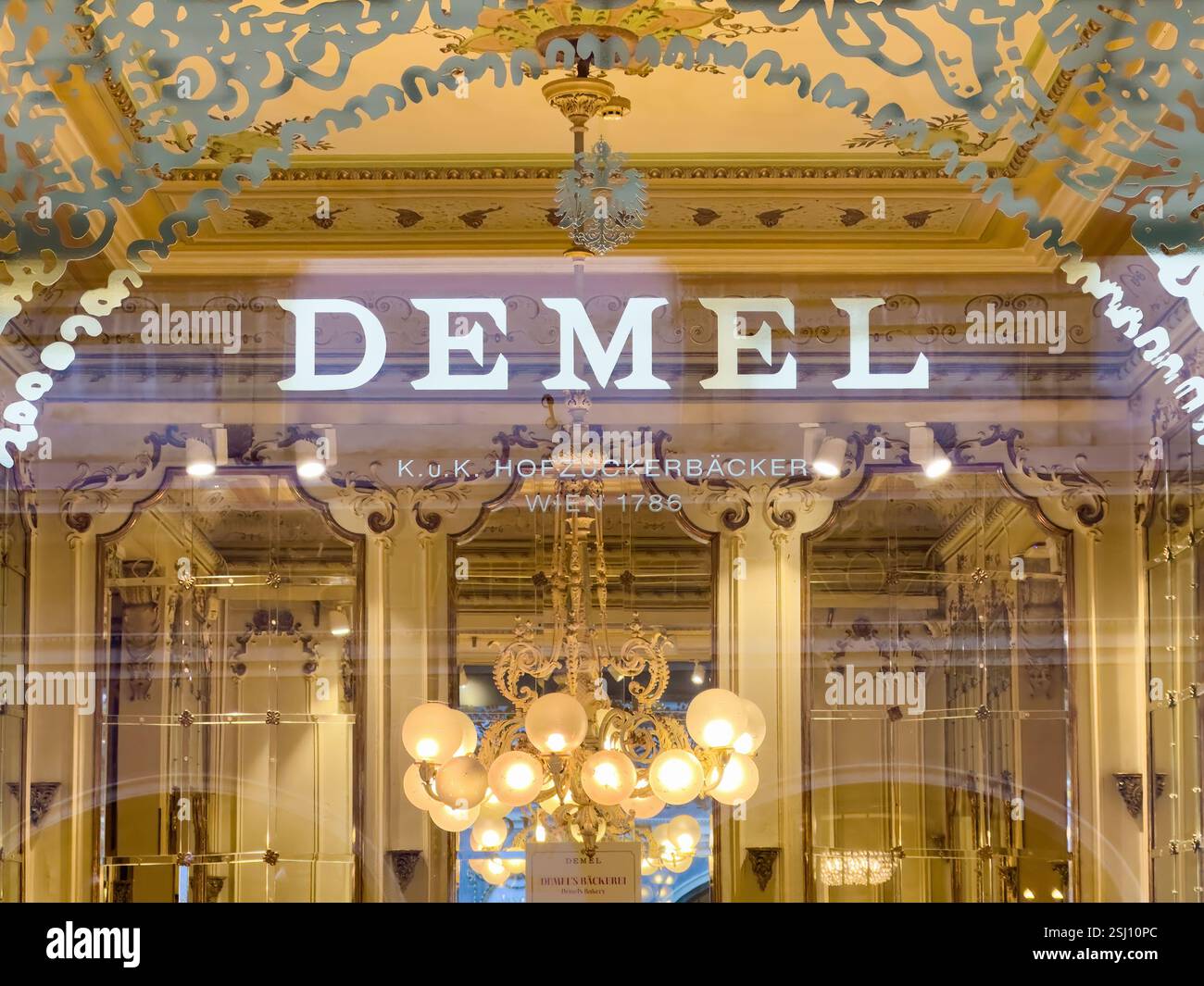 Demel in Wien, Österreich. Berühmte Konditorei und Chocolaterie, die 1786 gegründet wurde. - Smartphone-aufgenommenes Stockfoto