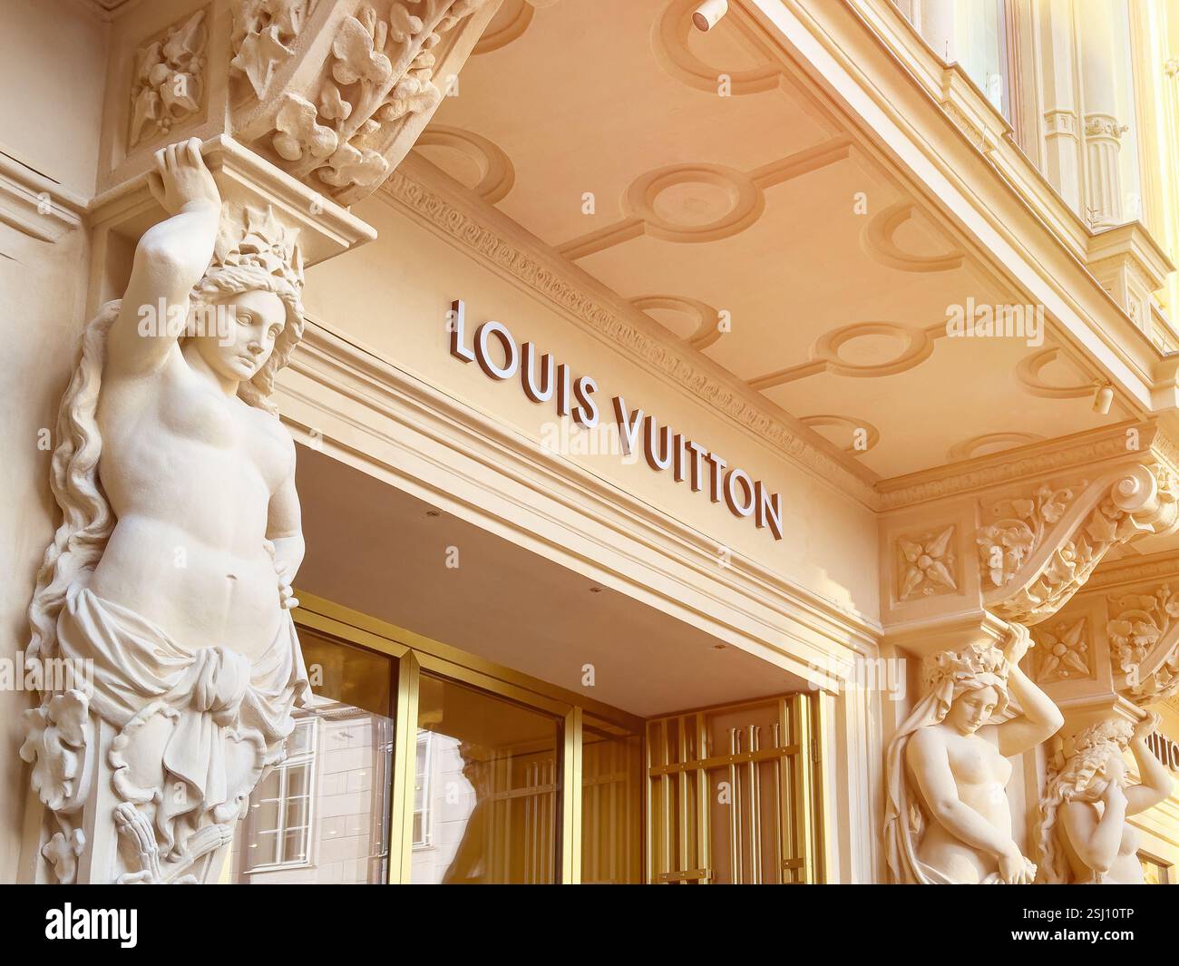 Louis Vuitton in Wien, Österreich. Französisches Luxusmodehaus. - Smartphone-aufgenommenes Stockfoto