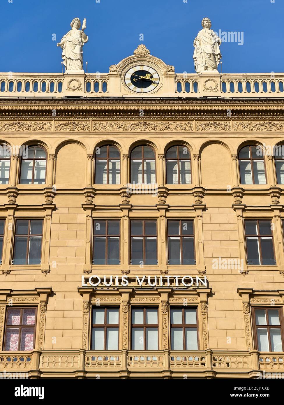 Louis Vuitton in Wien, Österreich. Französisches Luxusmodehaus. - Smartphone-aufgenommenes Stockfoto