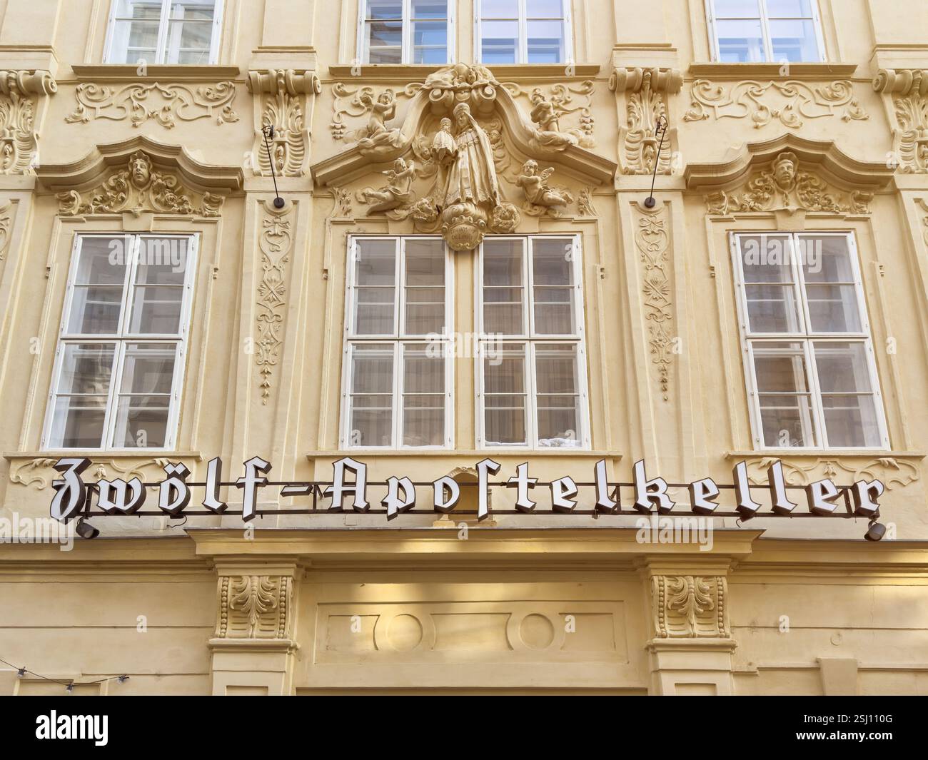 Zwölf-Apostelkeller, Zwölfapostelkeller in Wien, Österreich. Historischer Heuriger, Taverne, traditionelle österreichische Küche. Unterirdisch gelegen. - Smartphone-aufgenommenes Stockfoto
