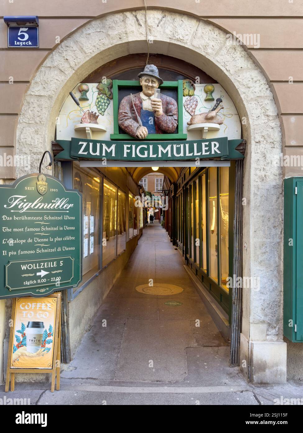 Zum Figlmüller. Figlmüller Restaurant in Wien, Österreich. Berühmte Wiener Küche, das Figlmüller-Schnitzel, ein Schnitzel im Wiener Stil. Stockfoto Zum Figlmüller. Figlmüller Restaurant in Wien, Österreich. Berühmte Wiener Küche, das Figlmüller-Schnitzel, ein Schnitzel im Wiener Stil. Stockfoto