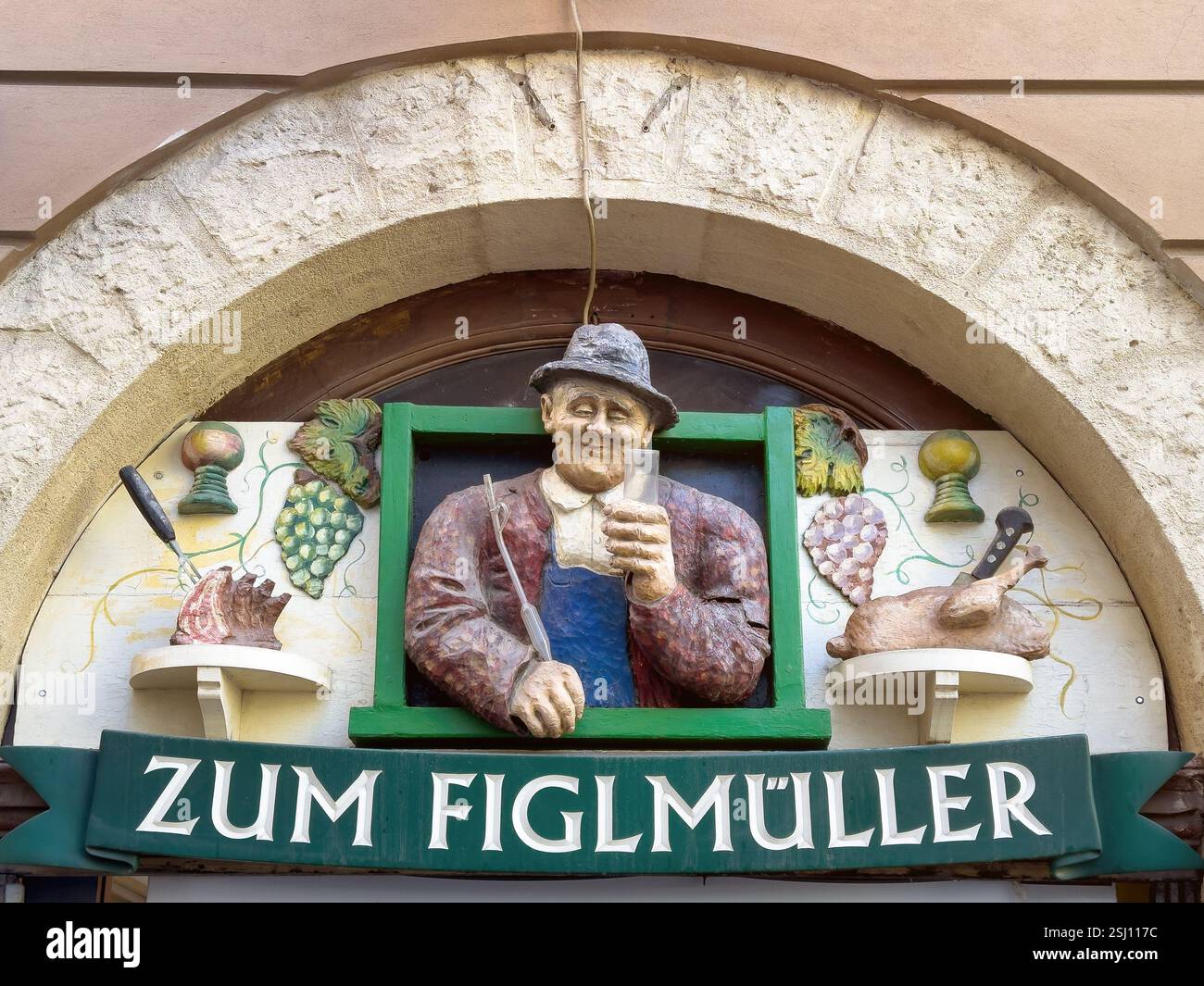 Zum Figlmüller. Figlmüller Restaurant in Wien, Österreich. Berühmte Wiener Küche, das Figlmüller-Schnitzel, ein Schnitzel im Wiener Stil. Stockfoto Zum Figlmüller. Figlmüller Restaurant in Wien, Österreich. Berühmte Wiener Küche, das Figlmüller-Schnitzel, ein Schnitzel im Wiener Stil. Stockfoto