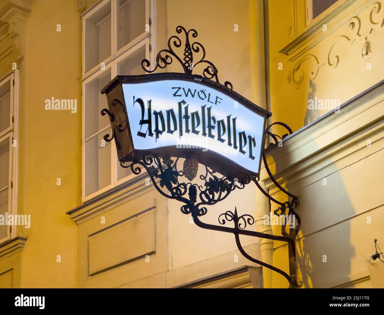 Zwölf-Apostelkeller, Zwölfapostelkeller in Wien, Österreich. Historischer Heuriger, Taverne, traditionelle österreichische Küche. Unterirdisch gelegen. - Smartphone-aufgenommenes Stockfoto