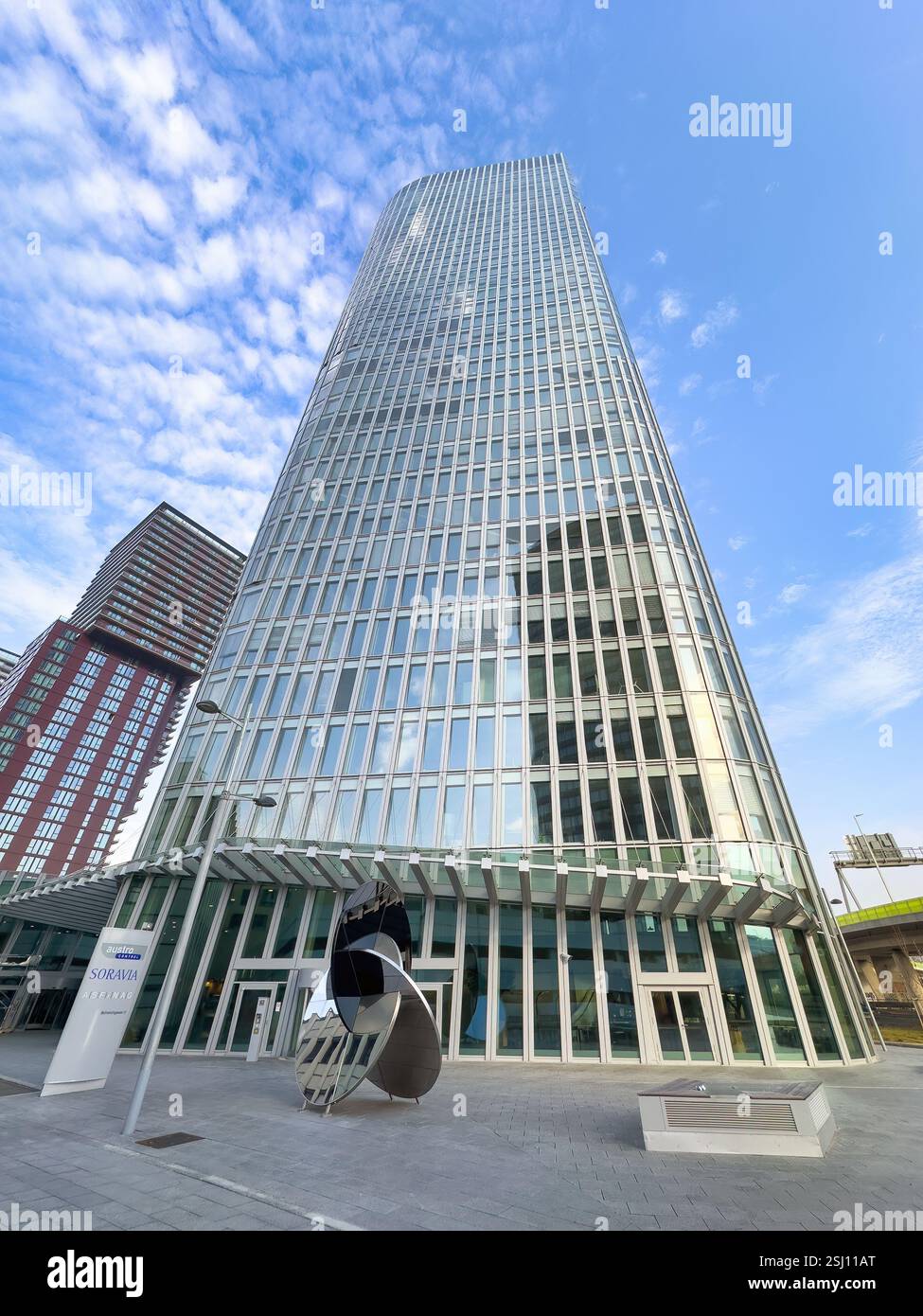 Austro Tower in Wien, Österreich. SORAVIA Real Estate, Austro Control Austria Air Traffic Control und ASFINAG Highway Financing Aktiengesellschaft. - Smartphone-aufgenommenes Stockfoto