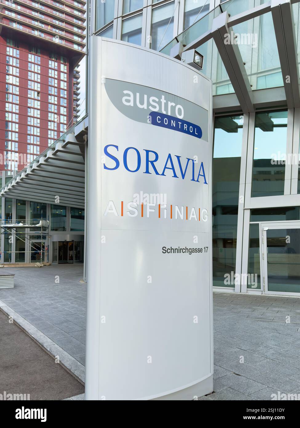 Austro Tower in Wien, Österreich. SORAVIA Real Estate, Austro Control Austria Air Traffic Control und ASFINAG Highway Financing Aktiengesellschaft. - Smartphone-aufgenommenes Stockfoto