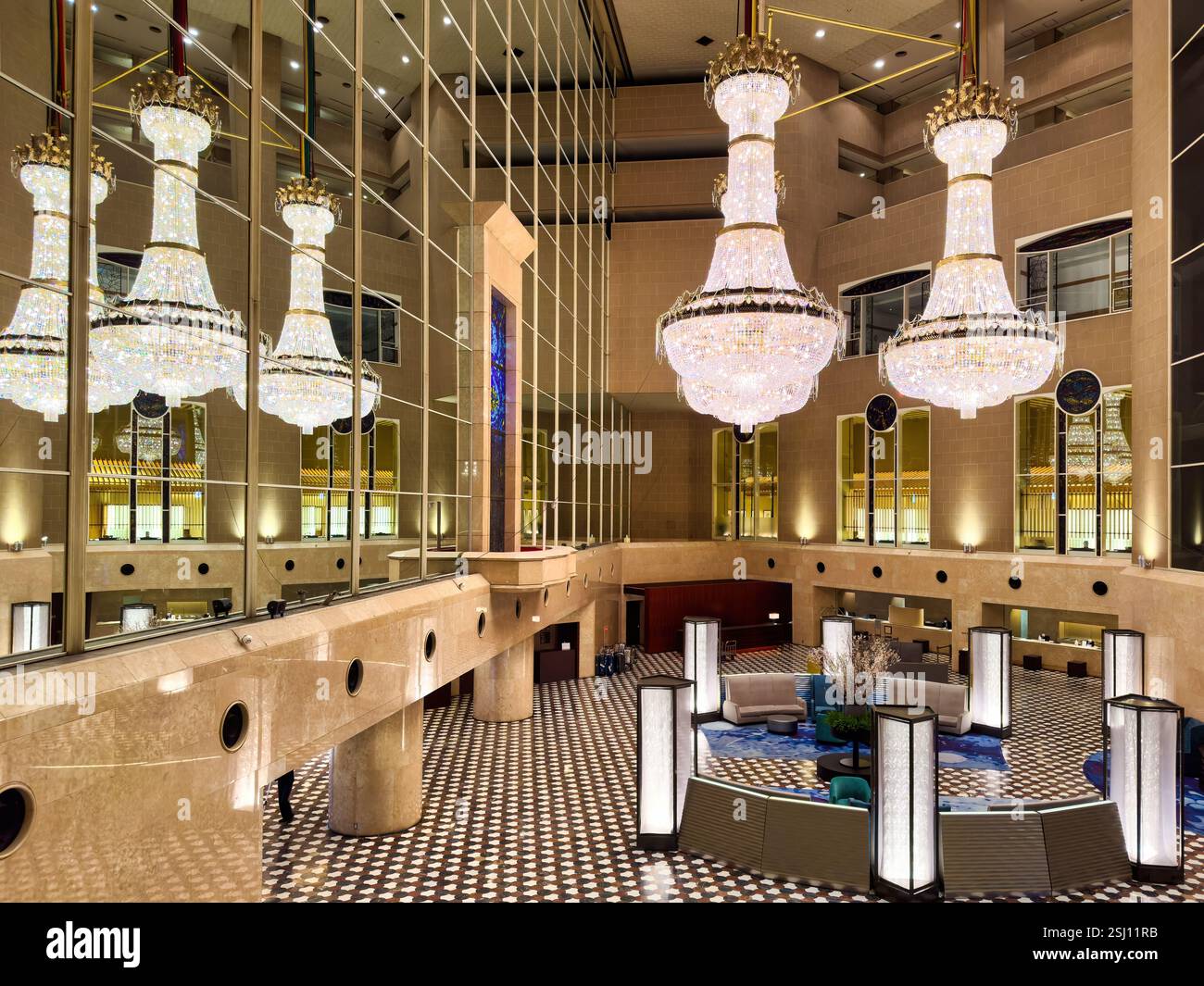 Hyatt Regency Tokio. Luxushotel in Shinjuku, im Zentrum von Tokio, Japan. Im Hotel. Lobby mit riesigen Kronleuchtern. - Smartphone-aufgenommenes Stockfoto