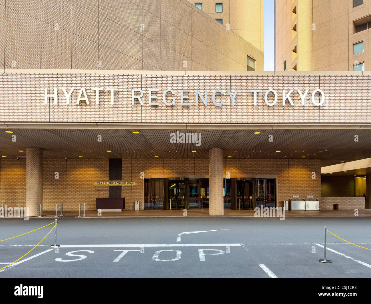 Hyatt Regency Tokio. Luxushotel in Shinjuku, einem Geschäfts-, Einkaufs- und Unterhaltungsviertel im Zentrum von Tokio, Japan. - Smartphone-aufgenommenes Stockfoto