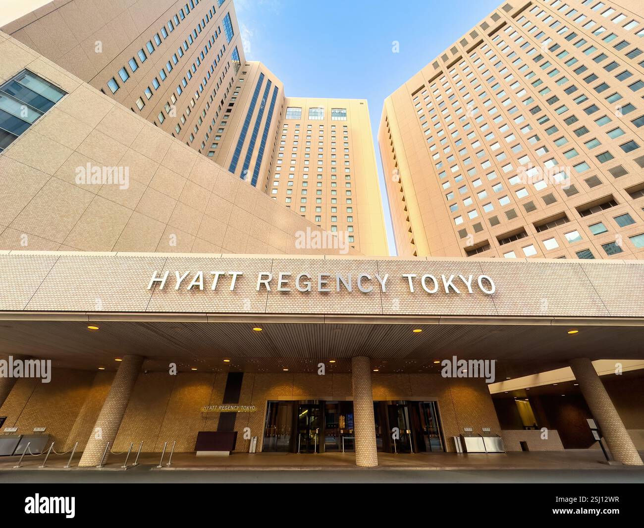 Hyatt Regency Tokio. Luxushotel in Shinjuku, einem Geschäfts-, Einkaufs- und Unterhaltungsviertel im Zentrum von Tokio, Japan. - Smartphone-aufgenommenes Stockfoto