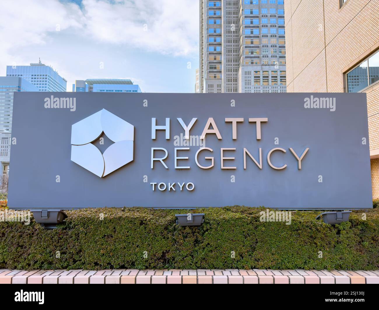 Hyatt Regency Tokio. Luxushotel in Shinjuku, einem Geschäfts-, Einkaufs- und Unterhaltungsviertel im Zentrum von Tokio, Japan. - Smartphone-aufgenommenes Stockfoto