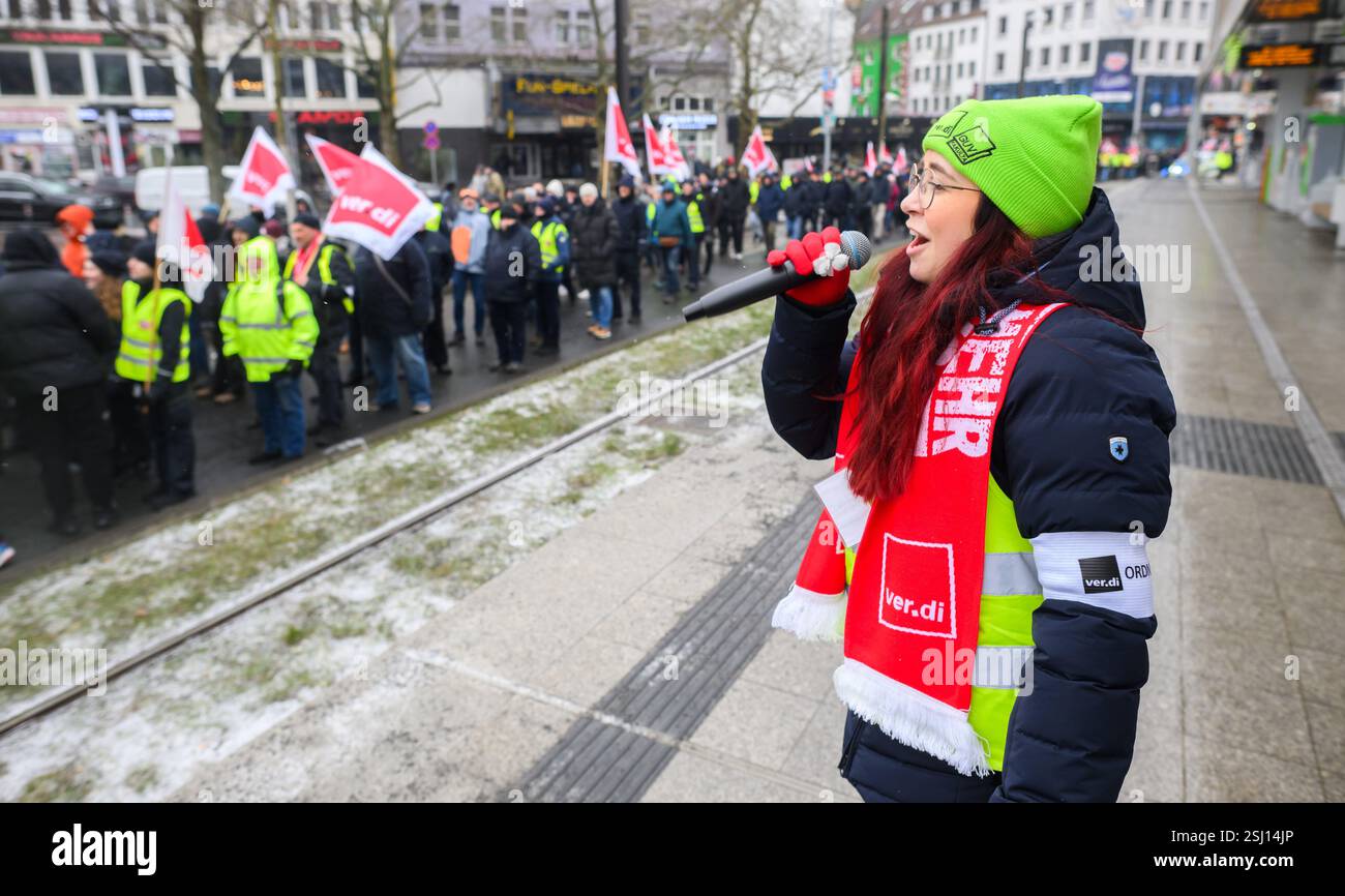 Hannover, Deutschland. Februar 2025. Mitarbeiter der Hannoveraner Verkehrsgesellschaft Üstra gehen während eines Warnstreiks an einer Bushaltestelle vorbei. Nach der ersten erfolglosen Runde von Tarifverhandlungen im öffentlichen Sektor fordern die Gewerkschaften einen Warnstreik. Für die Hannover Verkehrsgesellschaft Üstra verkehren weder Busse noch Züge durch Hannover. Quelle: Julian Stratenschulte/dpa/Alamy Live News Stockfoto