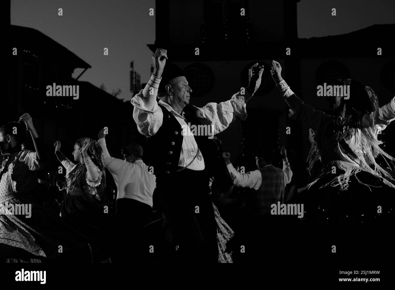 Traditionelle portugiesische Tänzer treffen sich auf den Festas Gualterianas Stockfoto