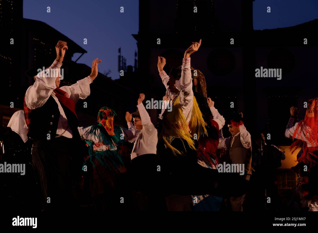 Während der Festas Gualterianas treten abends traditionelle Tänzer in lebendiger Kleidung auf Stockfoto