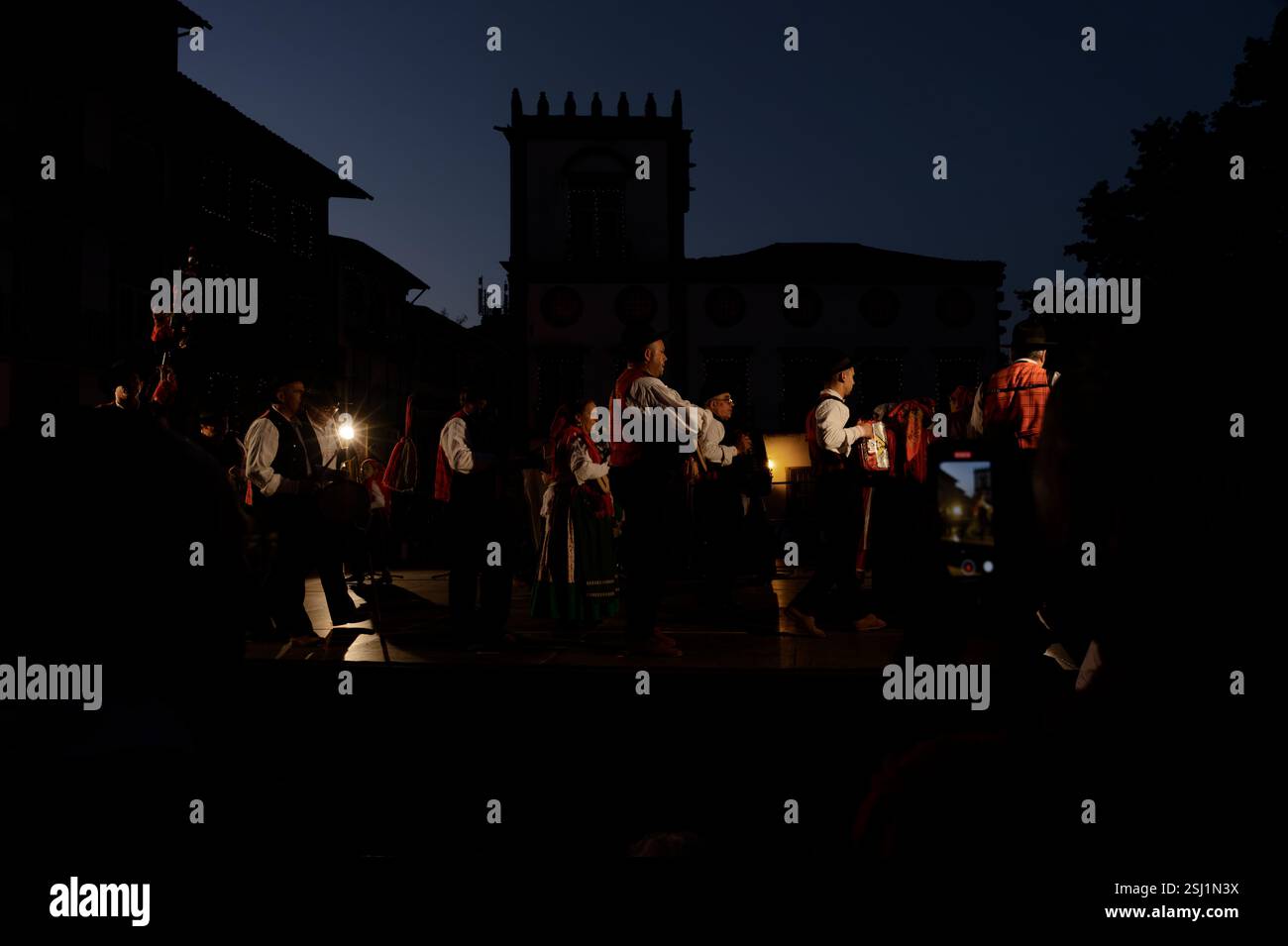 Silhouetten in der Abenddämmerung spiegeln die musikalische Tradition der Festas Gualterianas wider Stockfoto
