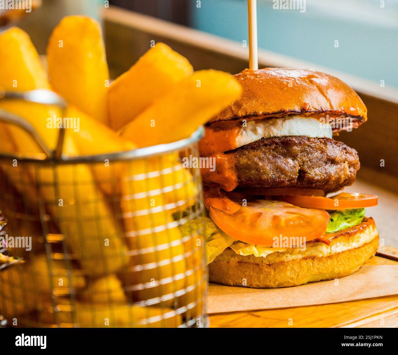 Ein eleganter Burger mit Pommes frites in einem britischen Restaurant Stockfoto