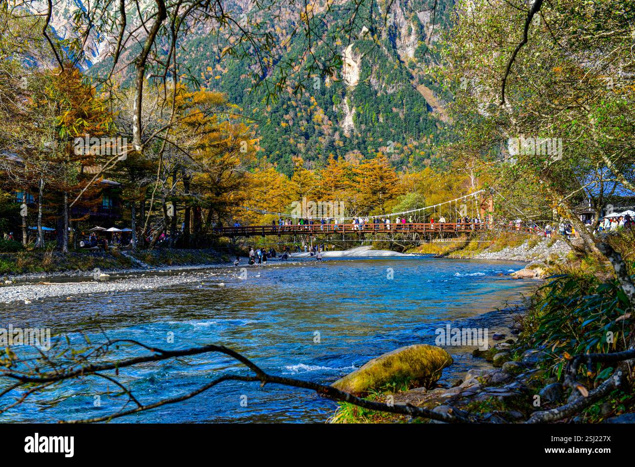 Wunderschöner Berg im Herbstlaub und Azusa Fluss, Kamikochi Nationalpark, Nagano, Japan Stockfoto