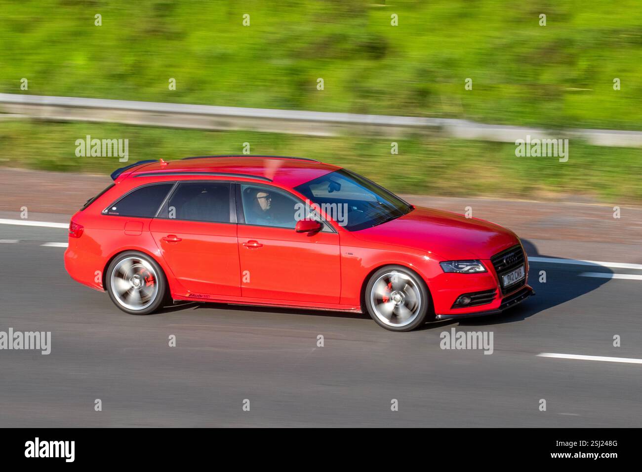 2011 Roter Audi A4 S Line Black Edition T Kombi; Fahrt auf der Autobahn M6, Großbritannien Stockfoto