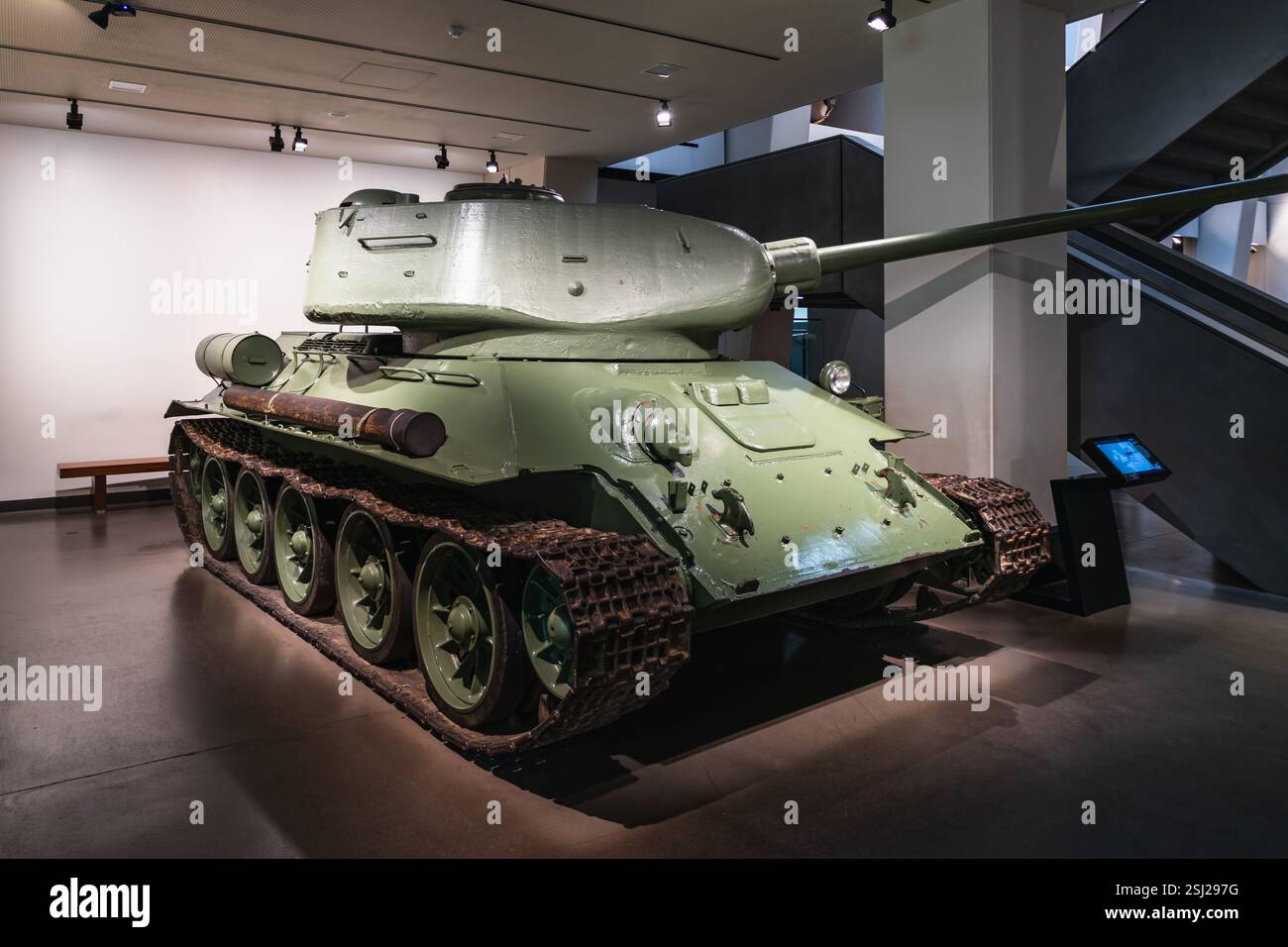 Sowjetische T-34 Panzerausstellung im Imperial war Museum. London, Vereinigtes Königreich, 9. Juli 2023 Stockfoto