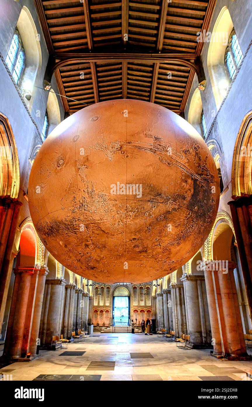 Rochester, Kent, Großbritannien. Februar 2025. Das Kunstwerk „Mars: War and Peace“ von Luke Jerram (nach seinen früheren astronomischen Kunstwerken „Museum of the Moon“ und „Gaia“) ist von heute bis zum 8. März in der Kathedrale von Rochester zu sehen. 7 m im Durchmesser, eine Skala von ca. 1:1.000.000, 1 cm entspricht etwa 10 km der Oberfläche des Mars Credit: Phil Robinson/Alamy Live News Stockfoto