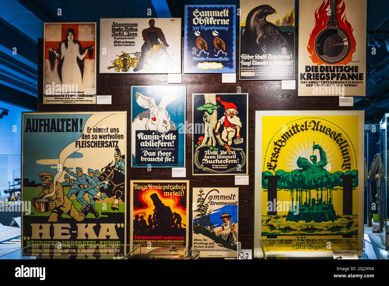 Ausstellung von Propagandaplakaten aus dem Zweiten Weltkrieg im Imperial war Museum. London, Vereinigtes Königreich, 9. Juli 2023 Stockfoto