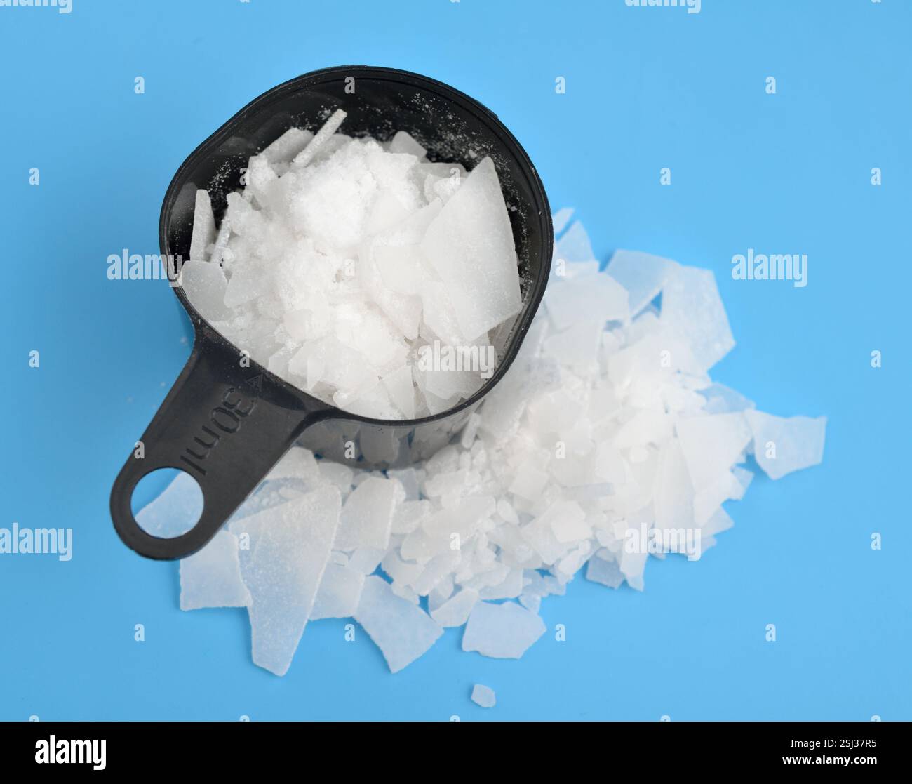 Magnesiumchlorid ist eine anorganische Verbindung mit der Formel MgCl2 Stockfoto Magnesiumchlorid ist eine anorganische Verbindung mit der Formel MgCl2 Stockfoto