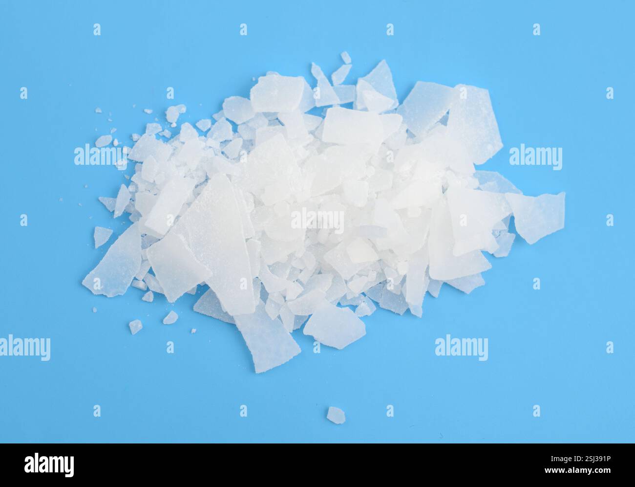 Magnesiumchlorid ist eine anorganische Verbindung mit der Formel MgCl2 Stockfoto Magnesiumchlorid ist eine anorganische Verbindung mit der Formel MgCl2 Stockfoto