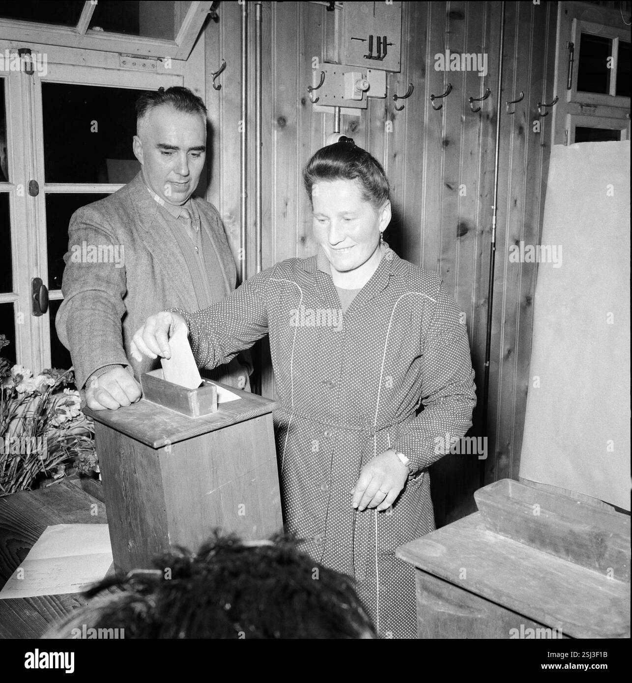 Die Gemeinde von Unterbäch gab ihren Bürgerinnen als erste an einer Eidgenössischen Abstimmung das Stimmrecht. Zahlreiche andere Gemeinden gewährten darauf den Frauen wenigstens konsultativ eine Meinungsäusserung#weibliche Bürger in Unterbäch konnten erstmals bei einer Bundestagswahl wählen. Frauen in anderen Schweizer Gemeinden könnten zumindest beratend beraten. Stockfoto