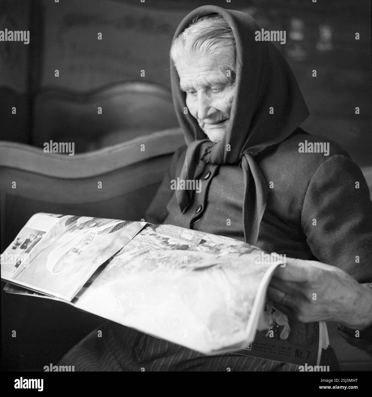 Die Gemeinde von Unterbäch gab ihren Bürgerinnen als erste an einer Eidgenössischen Abstimmung das Stimmrecht. Zahlreiche andere Gemeinden gewährten darauf den Frauen wenigstens konsultativ eine Meinungsäusserung#weibliche Bürger in Unterbäch konnten erstmals bei einer Bundestagswahl wählen. Frauen in anderen Kommunen könnten zumindest beratend beraten. Stockfoto